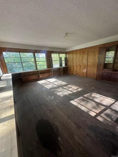 Living - 325 Pine Bluff St, Malvern, AR 72104 photo 2 of 2