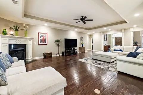 Living - 5410 Lexington Ave, Benton, AR 72019 photo 2 of 4