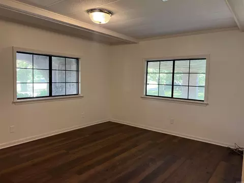 Living - 3111 Holiday Dr, Pine Bluff, AR 71602 photo 5 of 8