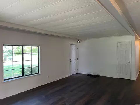 Living - 3111 Holiday Dr, Pine Bluff, AR 71602 photo 2 of 8