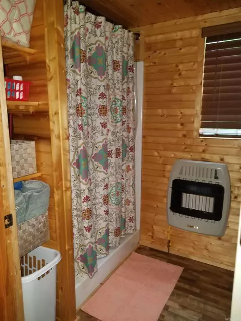 Bath - 3227 Red Bluff Rd, Marshall, AR 72650 photo 1 of 2