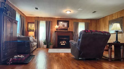 Living - 1007 Murphy Rd, Norman, AR 71960 photo 2 of 6