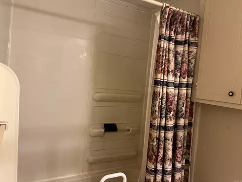 Bath - 1701 Dixon, Pine Bluff, AR 71603 photo 2 of 2