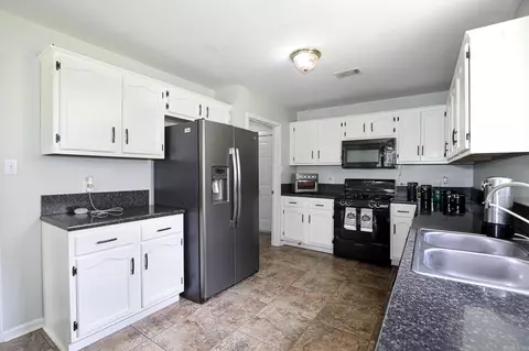 Kitchen - 2203 Cedar Ridge Dr, Benton, AR 72015 photo 2 of 4