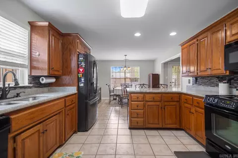 Kitchen - 3924 Mockingbird Cv, Benton, AR 72015 photo 2 of 3