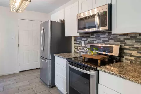 Kitchen - 2708 Eagle Run Dr, Benton, AR 72015 photo 5 of 6