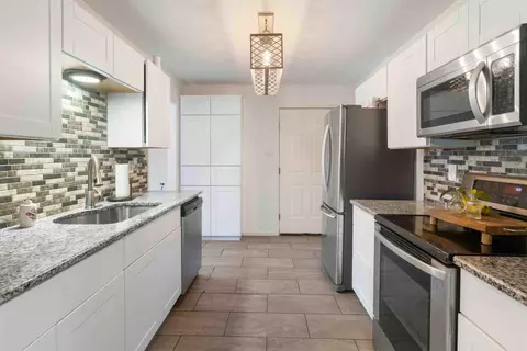 Kitchen - 2708 Eagle Run Dr, Benton, AR 72015 photo 6 of 6