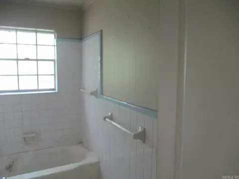Bath - 3908 S Hazel St, Pine Bluff, AR 71603 photo 2 of 2