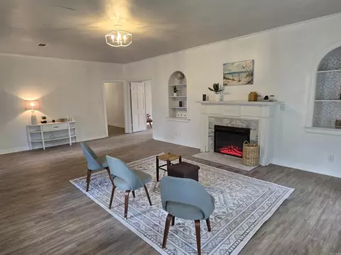 Living - 1840 S Oak St, Pine Bluff, AR 71601 photo 2 of 2