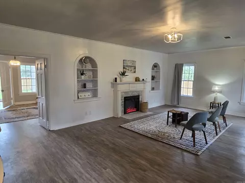 Living - 1840 S Oak St, Pine Bluff, AR 71601 photo 1 of 2