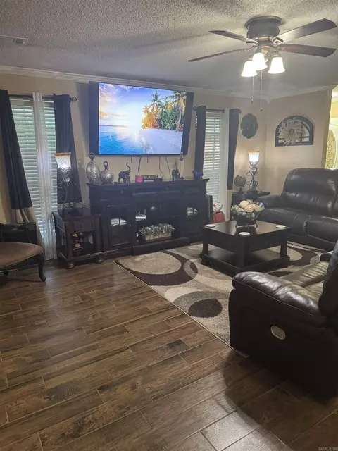 Living - 1106 Deer Run N, Pine Bluff, AR 71603 photo 5 of 5
