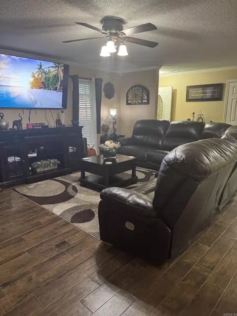 Living - 1106 Deer Run N, Pine Bluff, AR 71603 photo 4 of 5