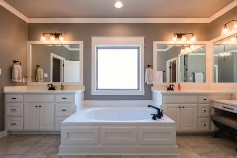 Bath - 2525 Aberdeen Dr, Bryant, AR 72019 photo 3 of 8
