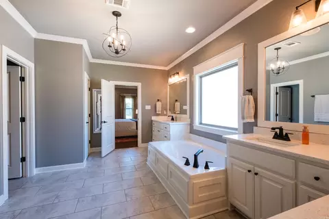 Bath - 2525 Aberdeen Dr, Bryant, AR 72019 photo 4 of 8
