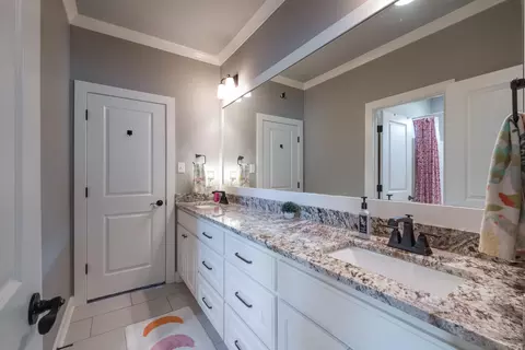 Bath - 2525 Aberdeen Dr, Bryant, AR 72019 photo 6 of 8
