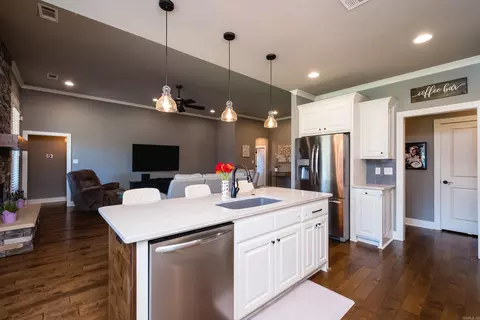 Kitchen - 2525 Aberdeen Dr, Bryant, AR 72019 photo 5 of 8