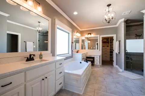Bath - 2525 Aberdeen Dr, Bryant, AR 72019 photo 1 of 8