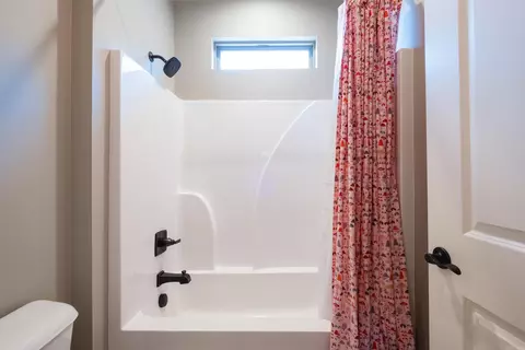 Bath - 2525 Aberdeen Dr, Bryant, AR 72019 photo 7 of 8