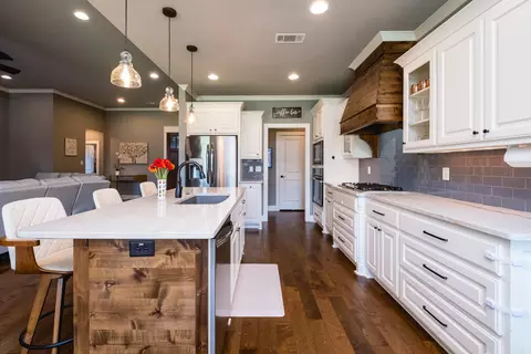 Kitchen - 2525 Aberdeen Dr, Bryant, AR 72019 photo 4 of 8