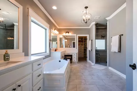 Bath - 2525 Aberdeen Dr, Bryant, AR 72019 photo 2 of 8