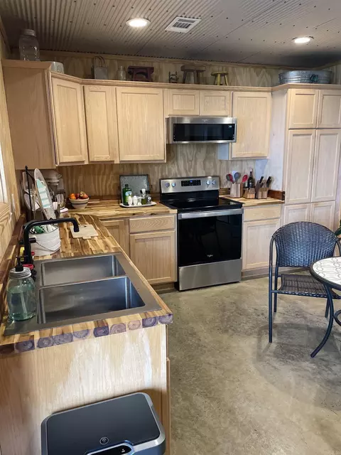 Kitchen - 630 Cliffview Dr, Quitman, AR 72131 photo 2 of 2