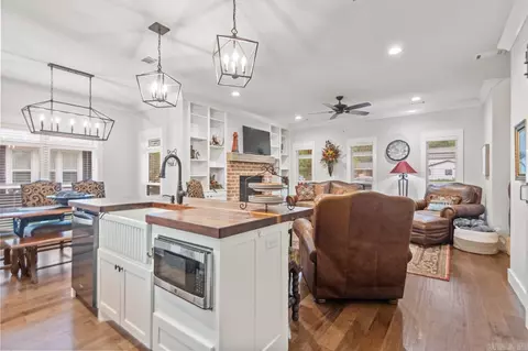 Kitchen - 1927 College Ave, Conway, AR 72034 photo 1 of 2