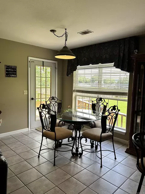 Dining - 1105 Cantrell, Mountain View, AR 72560 photo 1 of 1