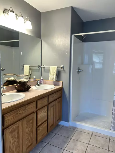 Bath - 1105 Cantrell, Mountain View, AR 72560 photo 3 of 4