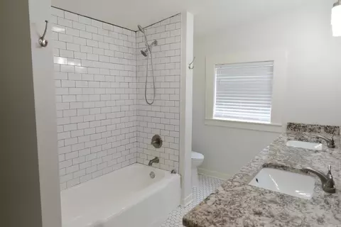 Bath - 1365 Mitchell St, Conway, AR 72034 photo 4 of 7