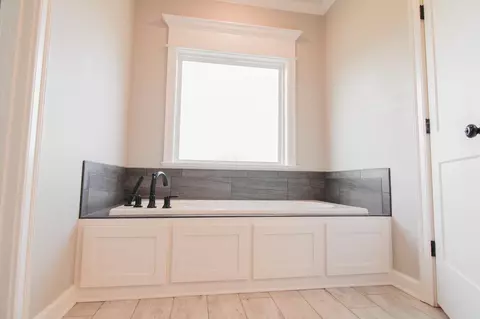 Bath - 5 Pine Shadow Dr, Greenbrier, AR 72058 photo 2 of 4