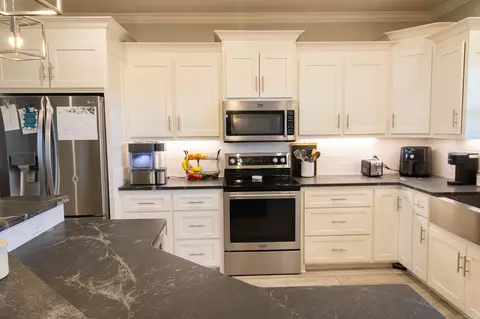 Kitchen - 5 Pine Shadow Dr, Greenbrier, AR 72058 photo 2 of 2