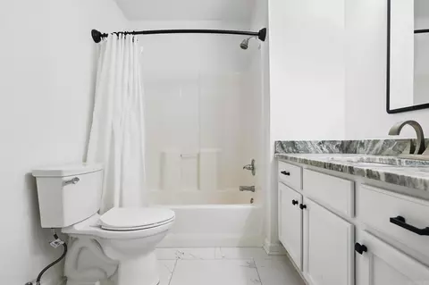 Bath - 1518 Brookshire Dr, Benton, AR 72019 photo 3 of 4