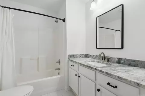 Bath - 1518 Brookshire Dr, Benton, AR 72019 photo 4 of 4