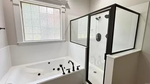 Bath - 11617 Alexander Dr, Little Rock, AR 72103 photo 2 of 4