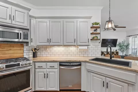 Kitchen - 2716 Juniper Dr, Benton, AR 72015 photo 4 of 6