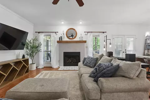 Living - 2716 Juniper Dr, Benton, AR 72015 photo 5 of 5