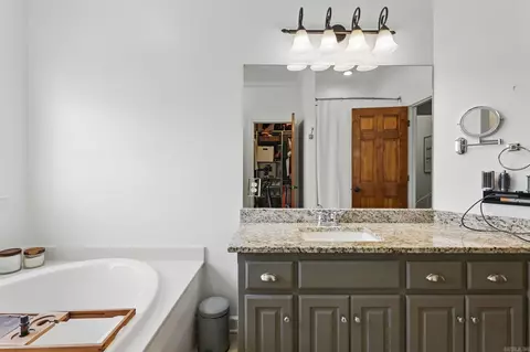 Bath - 2716 Juniper Dr, Benton, AR 72015 photo 2 of 6