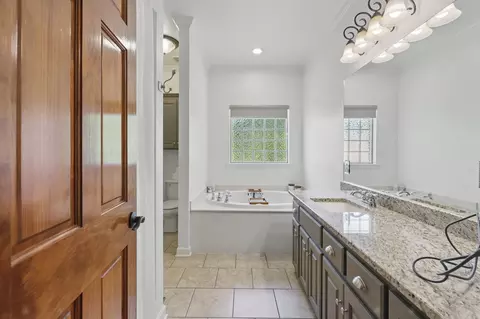 Bath - 2716 Juniper Dr, Benton, AR 72015 photo 1 of 6