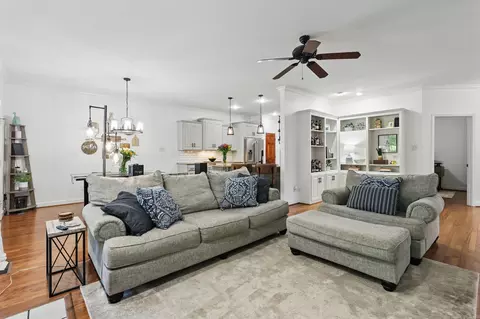 Living - 2716 Juniper Dr, Benton, AR 72015 photo 4 of 5