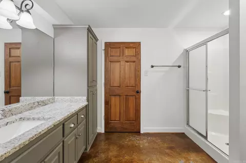 Bath - 2716 Juniper Dr, Benton, AR 72015 photo 4 of 6