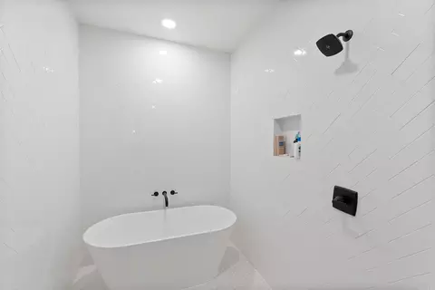 Bath - 1735 Rohan Cir, Conway, AR 72032 photo 4 of 7