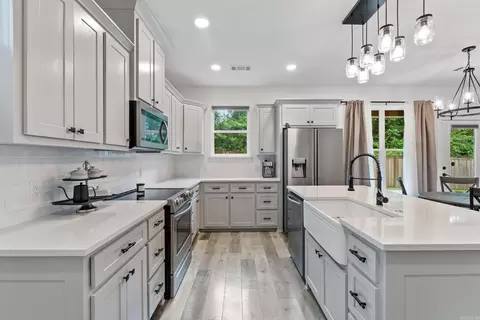 Kitchen - 1735 Rohan Cir, Conway, AR 72032 photo 3 of 7