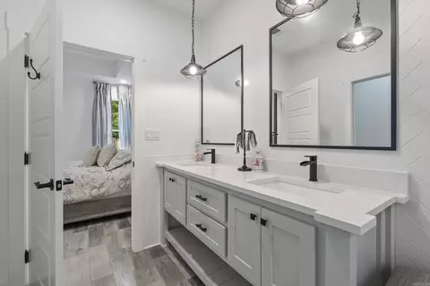 Bath - 1735 Rohan Cir, Conway, AR 72032 photo 2 of 7