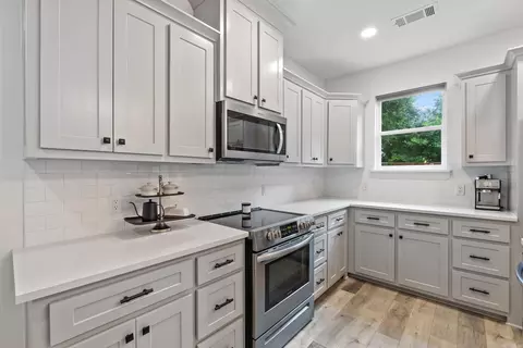 Kitchen - 1735 Rohan Cir, Conway, AR 72032 photo 5 of 7