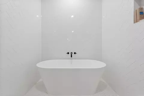 Bath - 1735 Rohan Cir, Conway, AR 72032 photo 3 of 7