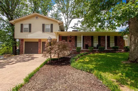 4 Coachlight Cir, Little Rock, AR 72227