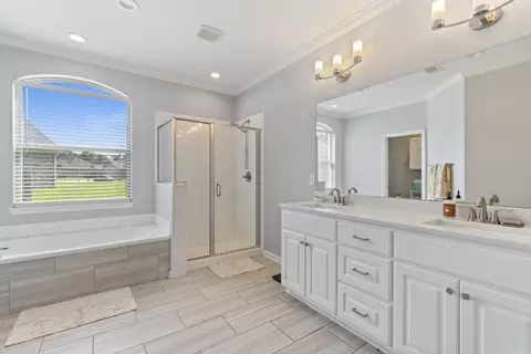 Bath - 2707 Johnswood Village Dr, Bryant, AR 72022 photo 1 of 4