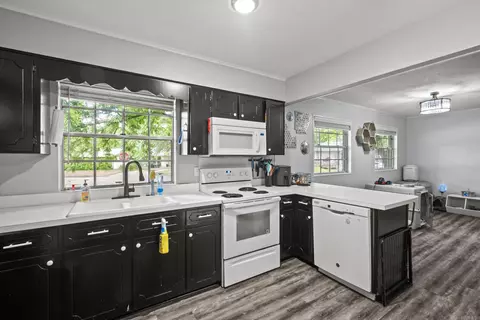 Kitchen - 1324 Sunset Dr, Conway, AR 72034 photo 2 of 3