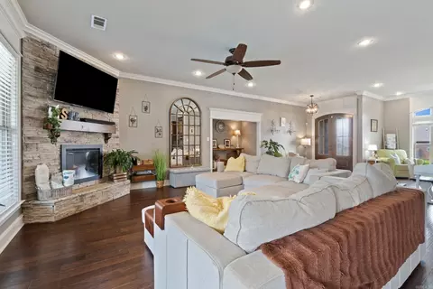 Living - 2705 Pulaski Dr, Conway, AR 72034 photo 2 of 4