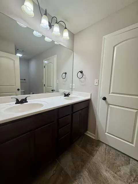 Bath - 1148 Meadows Dr, Benton, AR 72019 photo 2 of 4